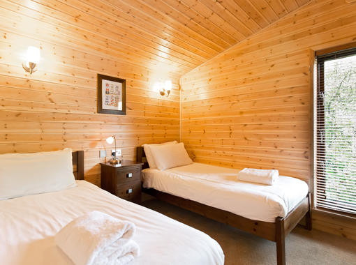 Twin bedroom with crisp white bedding