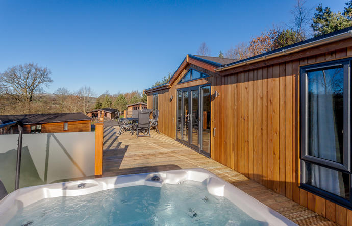 Stylish Vista lodge with hot tub on the decking area
