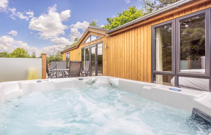 Stylish Vista lodge with hot tub on the decking area