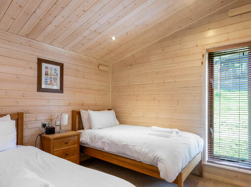 Twin bedroom with crisp white bedding